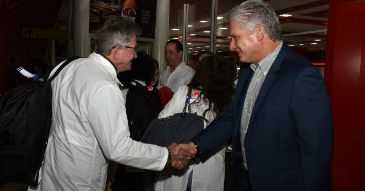 Miguel Díaz-Canel saluda a uno de los médicos cubanos que llegó de Brasil © Granma/ Estudios Revolución