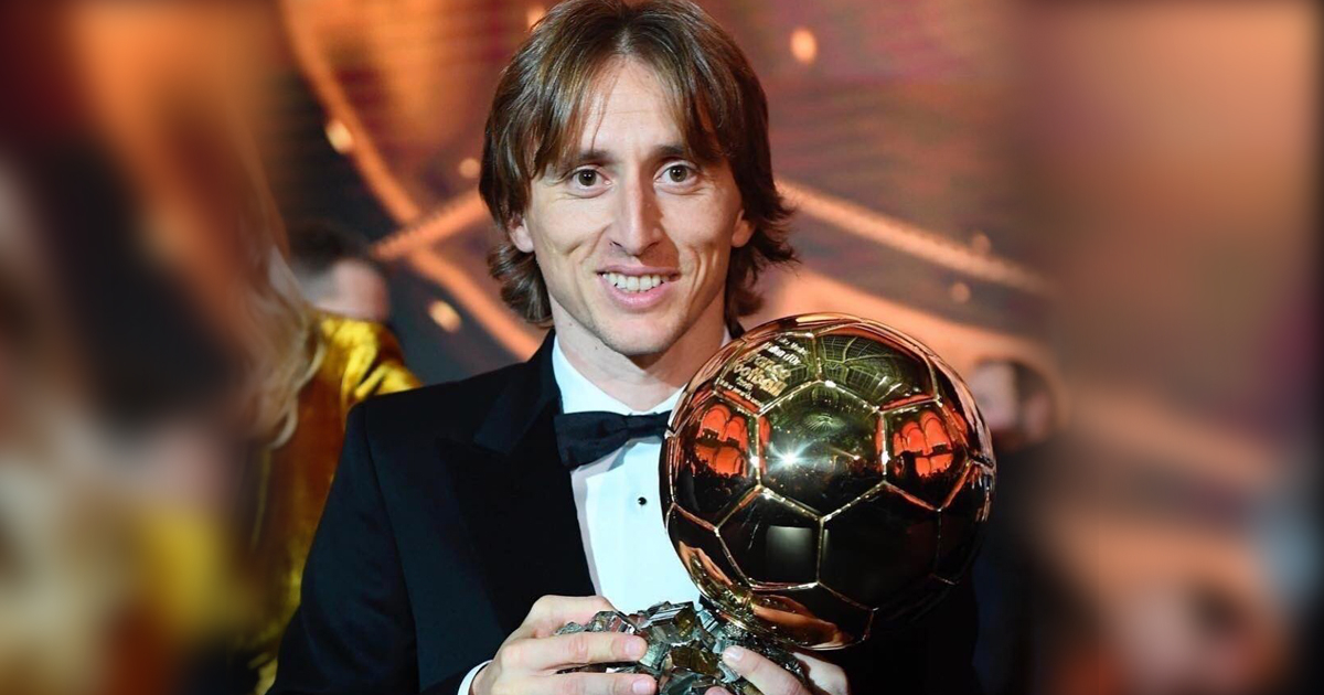 El croata Luka Modric posa con el Balón de Oro en sus manos © Instagram / Luka Modric