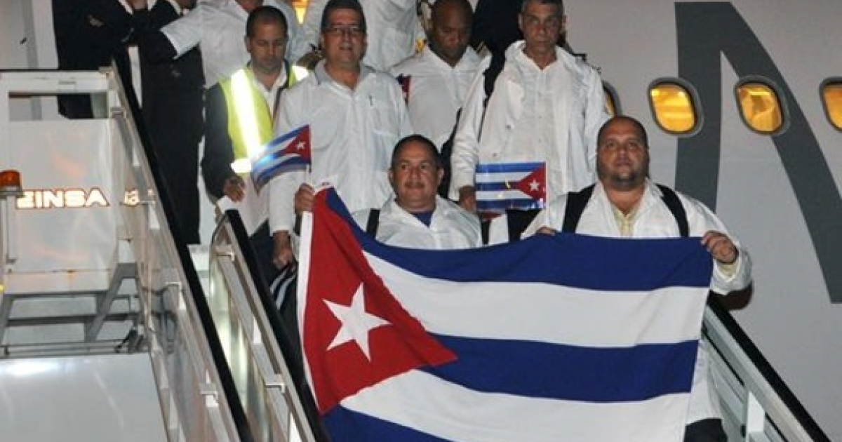 Médicos cubanos a su llegada a la Isla en una imagen de archivo © Cubadebate / Archivo