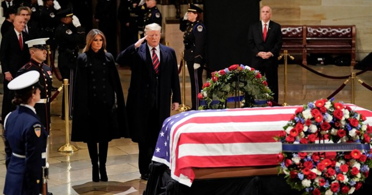 Donald Trump y Melania Trump junto al féretro de George H.W. Bush © YouTube/screenshot