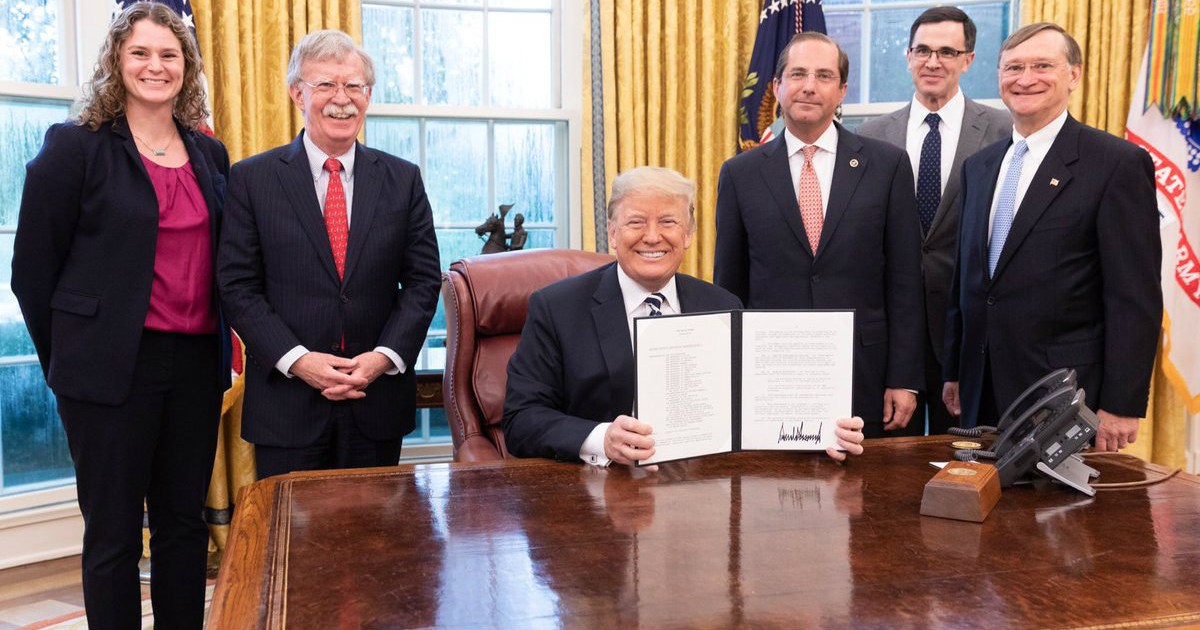 John Bolton, a la izquierda de la foto, junto a Donald Trump. © John Bolton / Twitter