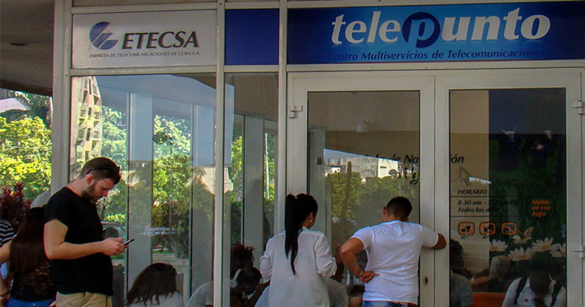 Usuarios de ETECSA en un telepunto en La Habana. © CiberCuba