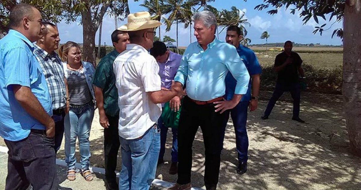 Díaz-Canel conversa con trabajadores en Holguín. © CubaTV.