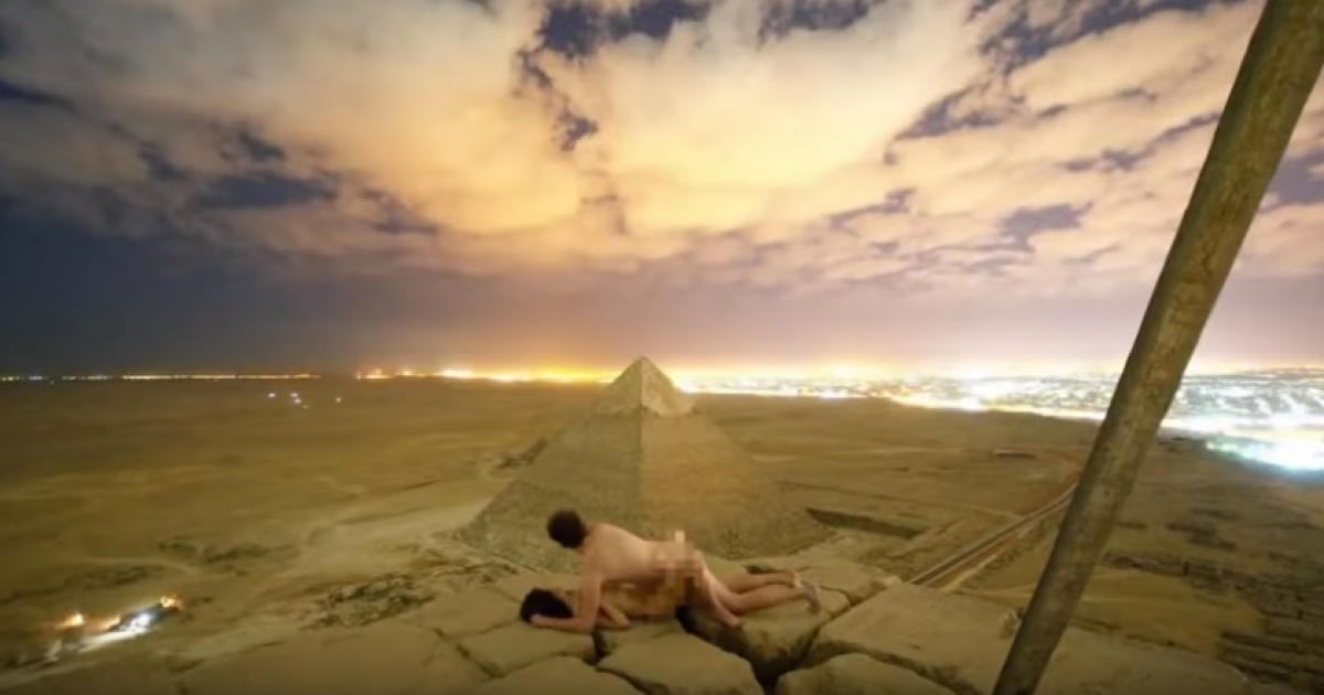 Escena del desnudo en lo alto de una de las tres pirámides de Giza © Youtube 