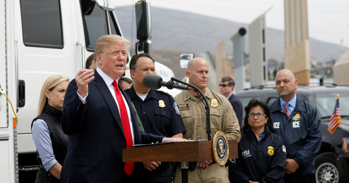 El presidente Trump habla con los prototipos del muro fronterizo a sus espaldas © Reuters / Kevin Lamarque