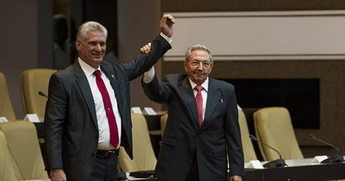 Raúl Castro levanta el brazo del actual gobernante cubano Miguel Díaz-Canel © Cubadebate / Irene Pérez