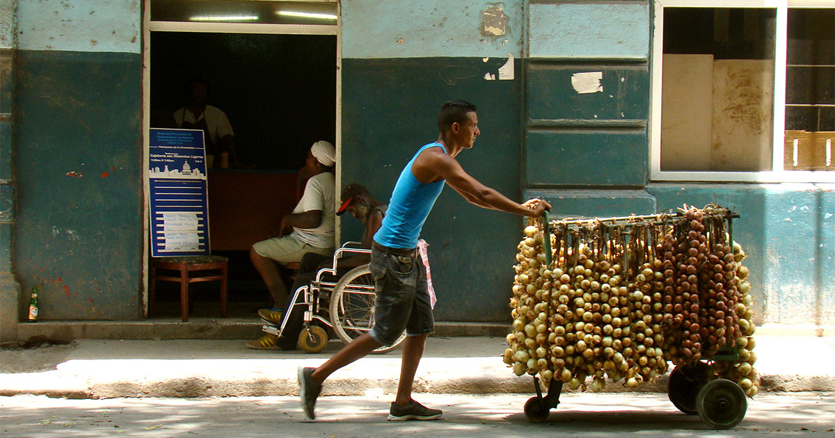 Carretillero en La Habana © CiberCuba