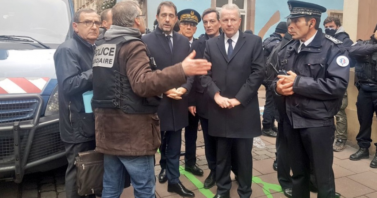 El ministro del Interior, Cristophe Castaner, y el fiscal de París, Rémi Heitz, hablan con la policía © Twitter / @Prefet67 