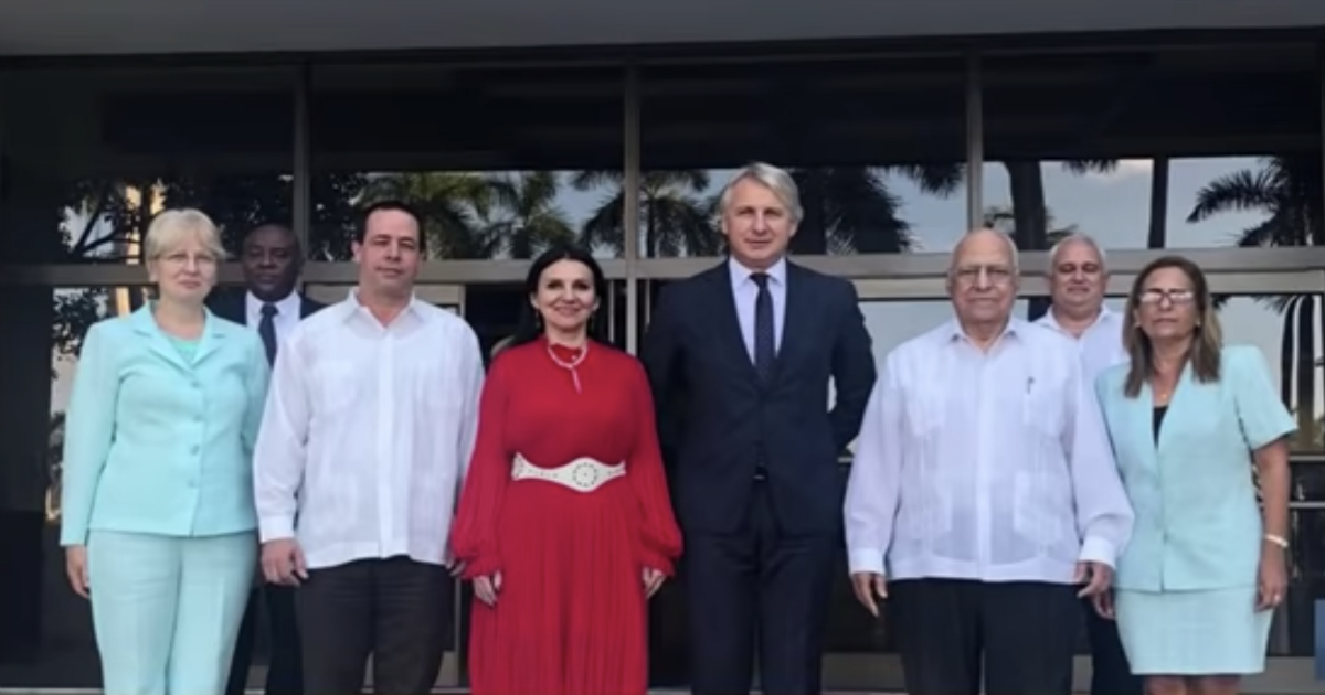 Los ministros de Finanzas y Salud de Rumania en su visita a Cuba. © Antena 3