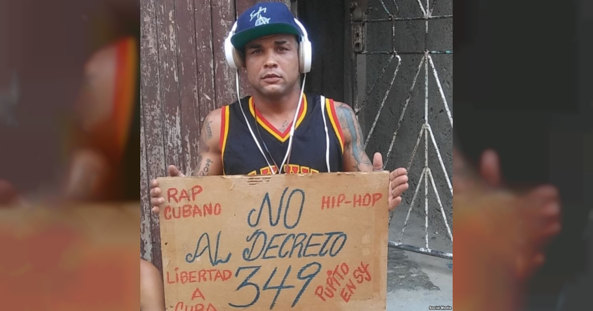 El rapero Pupito en Sy sostiene una pancarta contra el Decreto 349 © Facebook/Amaury Pacheco