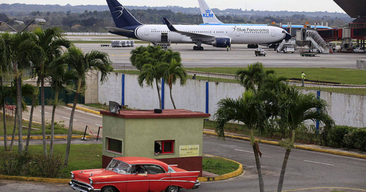 Avión de Blue Panorama en el Aeropuerto de La Habana © Excelencias Cuba