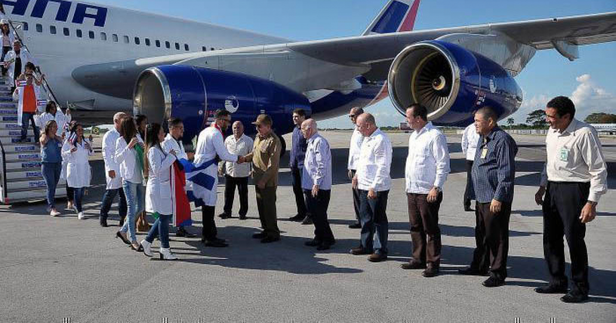 Raúl Castro recibió este miércoles a los últimos médicos que regresaron de Brasil © Cubadebate