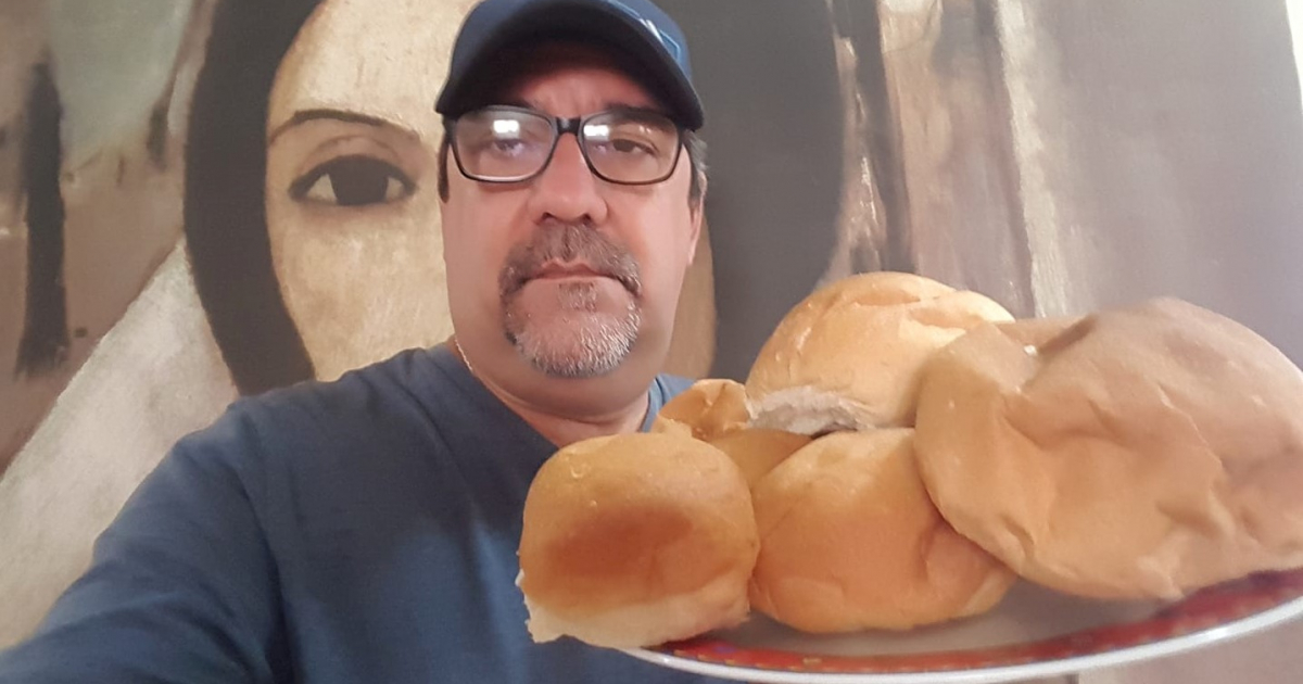 El humorista cubano Otto Ortiz sujeta una bandeja con pan © Facebook / Otto Ortiz