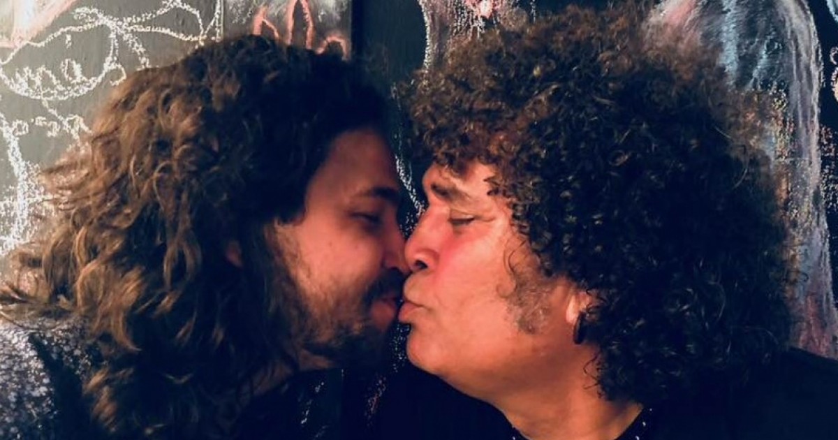 Luis Alberto García se besa en la boca con un hombre © Luis Alberto García/ Facebook