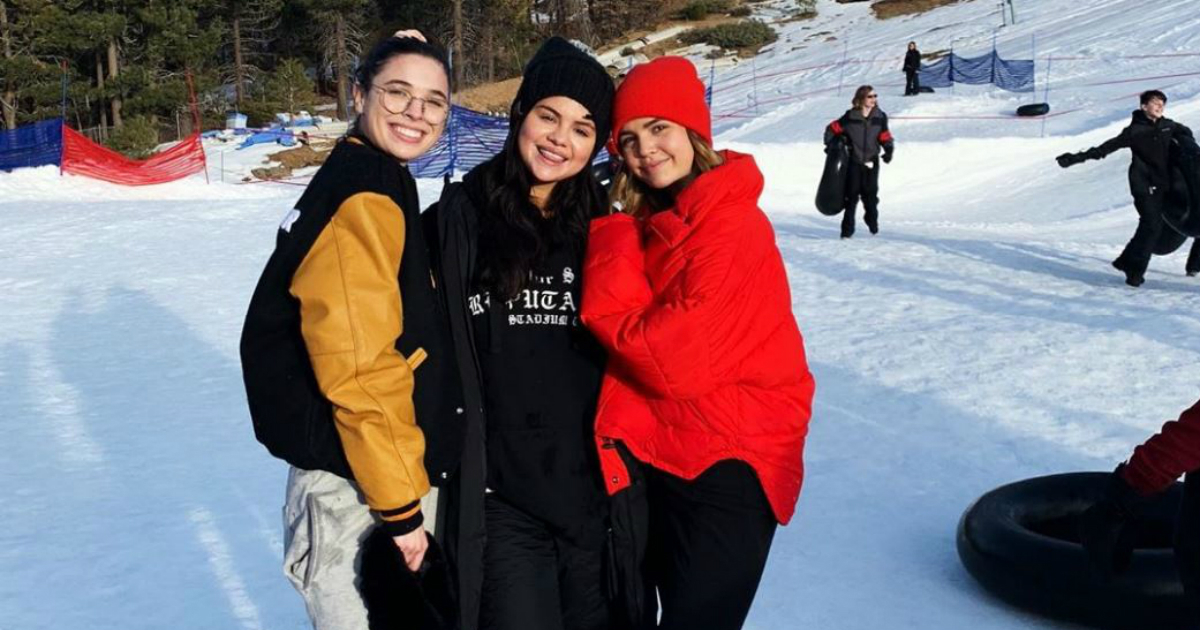 Selena Gomez junto a dos amigas © Instagram / Bailee Madison