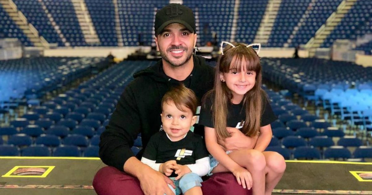 Luis Fonsi posa junto a sus hijos Rocco y Mikaela © Instagram / Águeda López