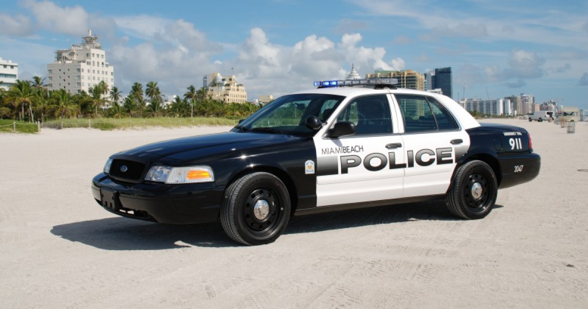 Carro de la Policía de Miami Beach en la playa © Twitter/Copblock
