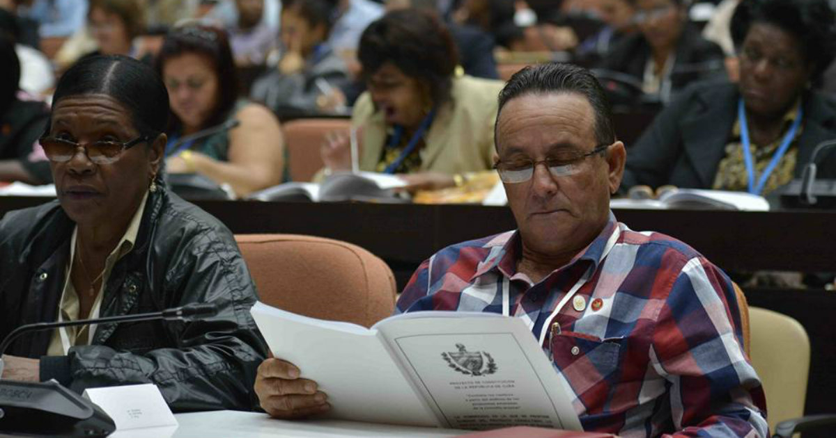 Diputados leen nuevo proyecto de Constitución en el Palacio de las Convenciones © Facebook/Asamblea Nacional Cuba
