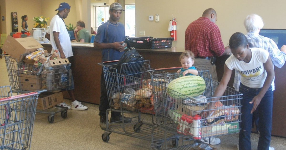 Americanos compran alimentos con los food stamps. © Flickr/ KOMUnews