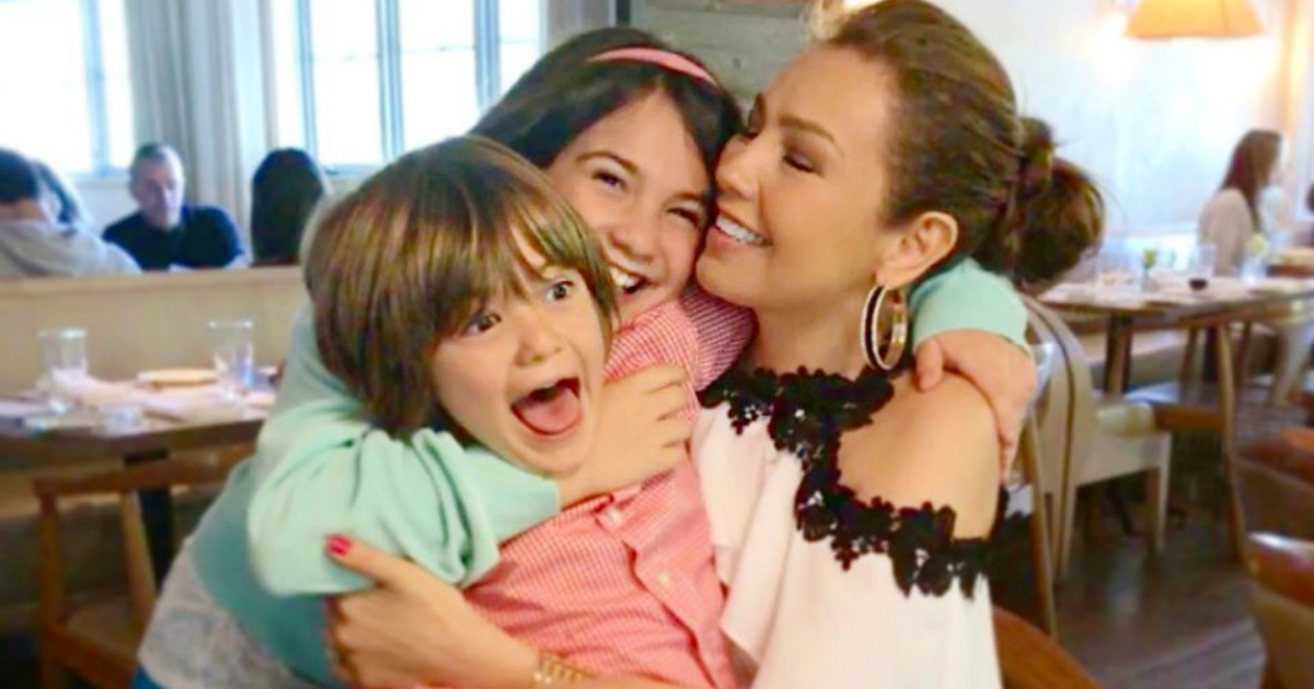 Thalia con sus hijos Matthew y Sabrina © Instagram / Thalia 