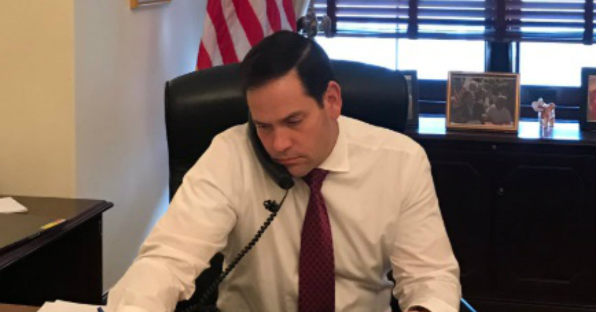 El senador Marco Rubio llama por teléfono desde su despacho © Twitter / Marco Rubio
