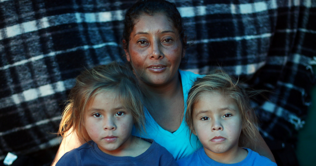 María Meza junto a dos hijas © REUTERS/Hannah McKay