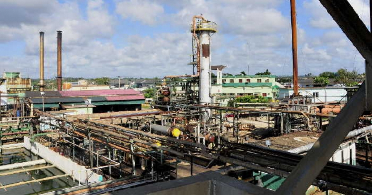 Refinería cubana de petróleo Sergio Soto © Escambray/ Vicente Brito