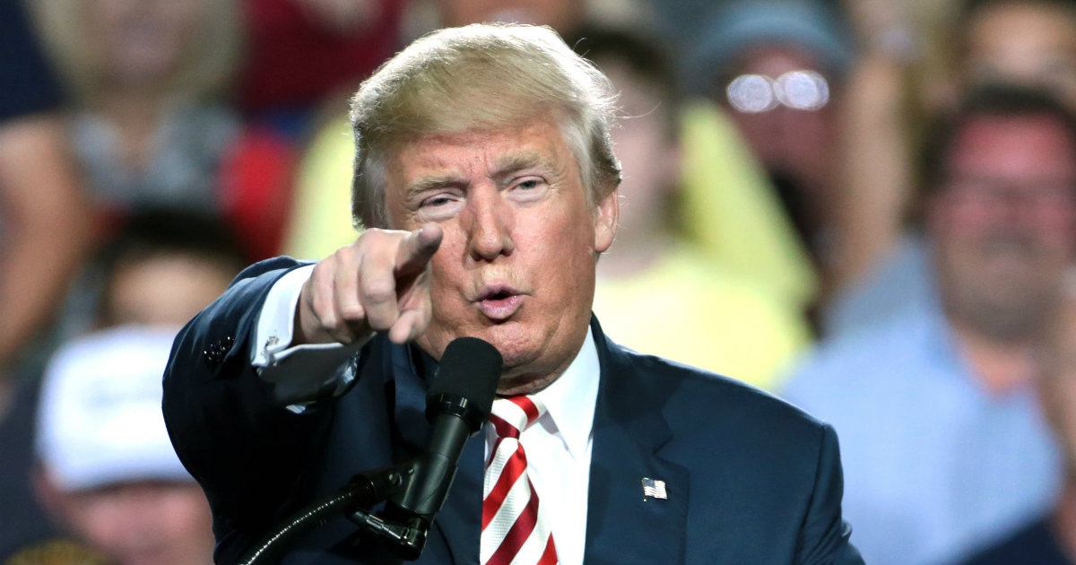 El presidente Trump levanta su dedo durante un acto público © Flickr / Gage Skidmore