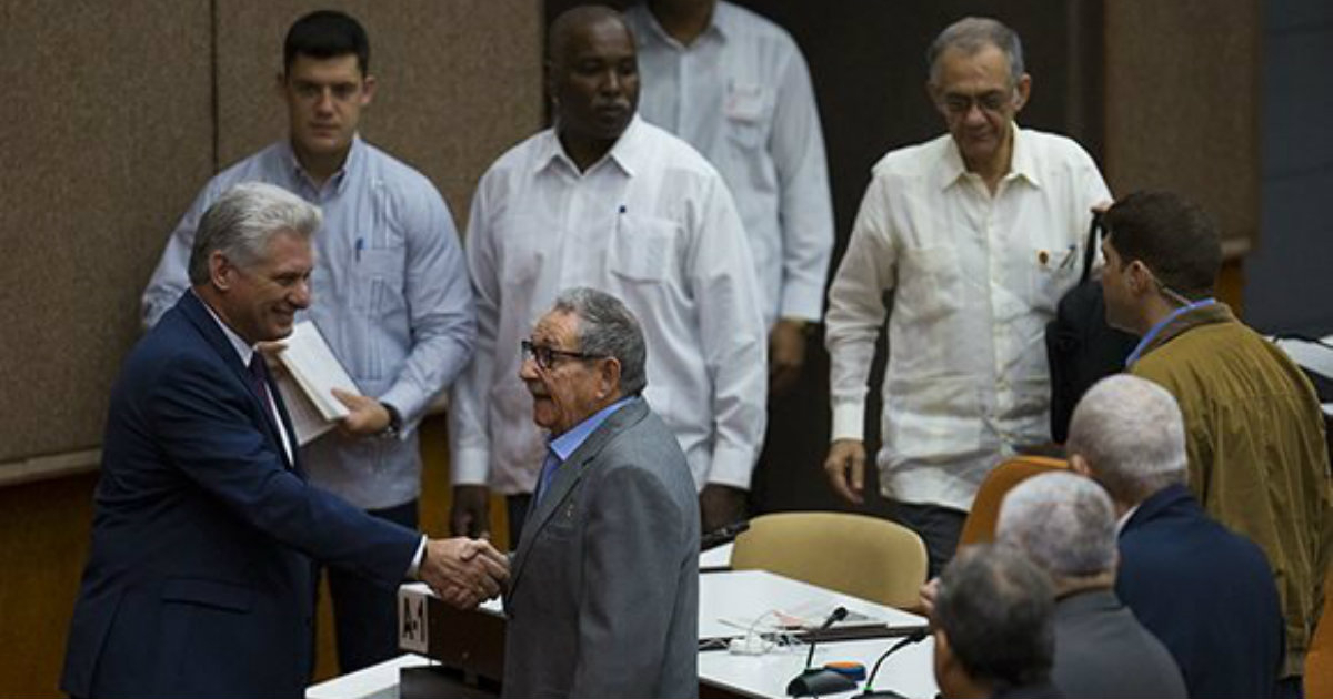 Miguel Díaz-Canel saluda a Raúl Castro, este 22 de diciembre en el Parlamento cubano. © Cubadebate.