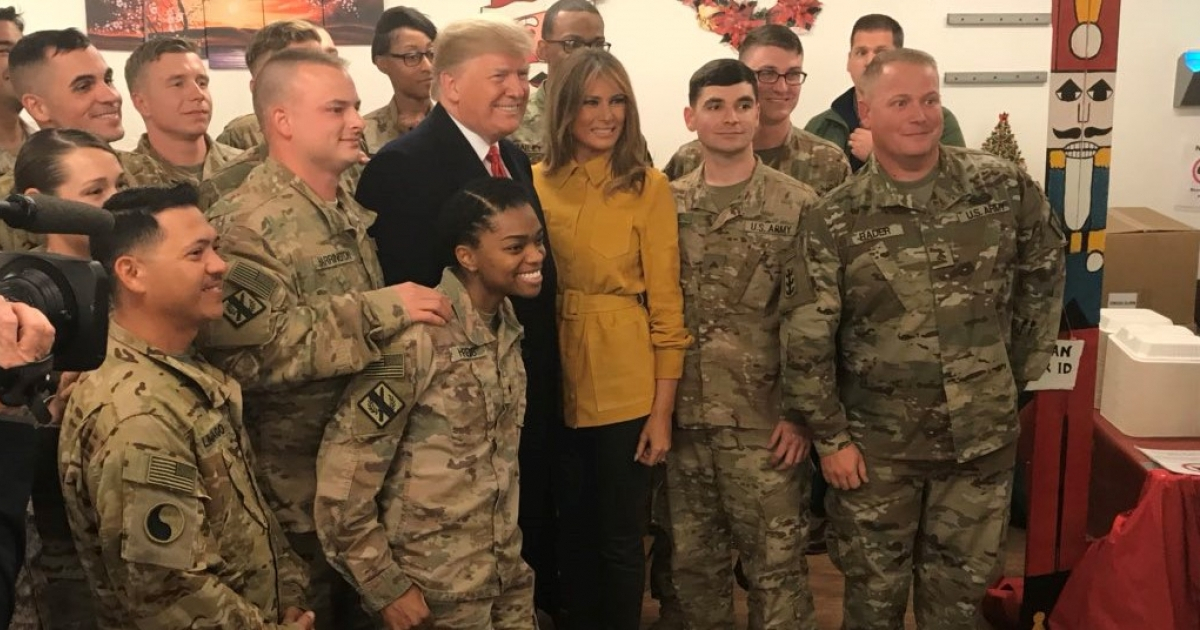 Trump y Melania con las tropas estadounidenses destinadas en Irak. © Sarah Sanders/ Twitter