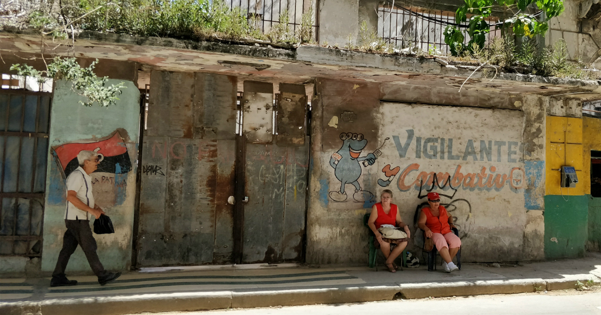 Cubanos, en una calle de La Habana © Alberto Arego