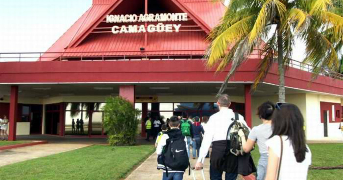 Pasajeros llegan al aeropuerto de Camagüey en una imagen de archivo © Radio Reloj