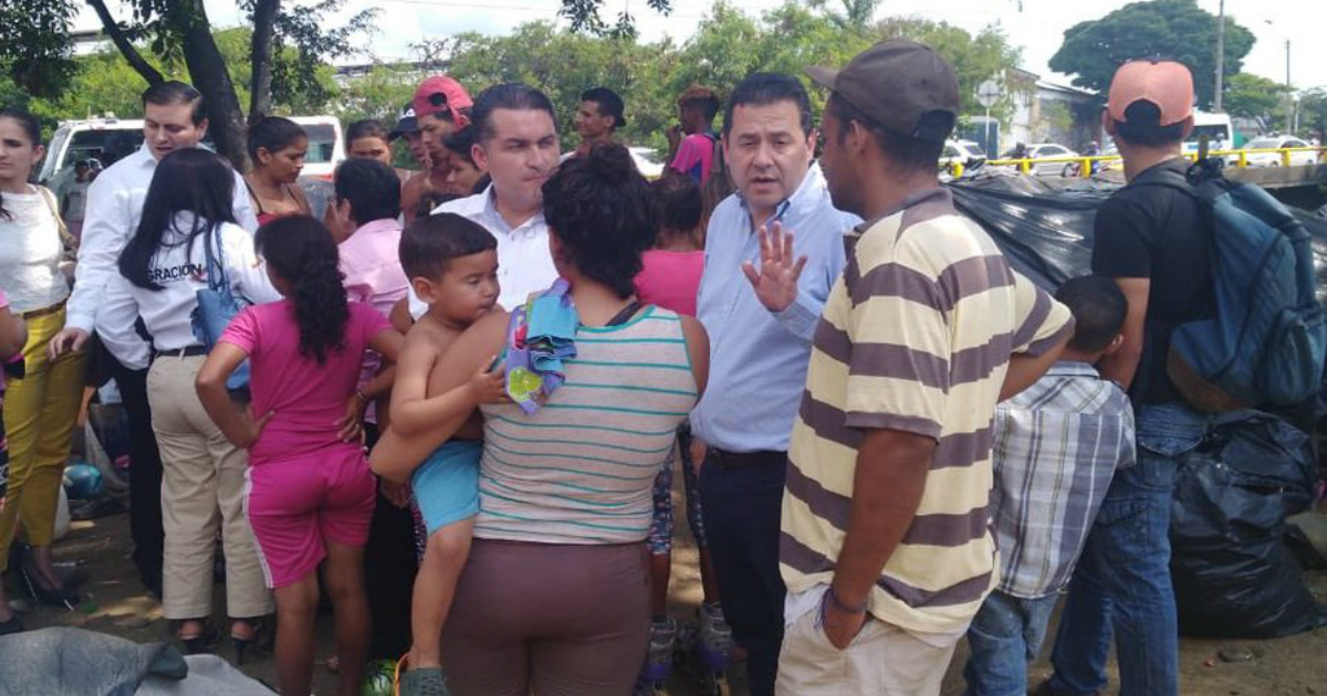 Venezolanos junto a funcionarios colombianos en la frontera entre ambos países. © Twitter / Migración Colombia