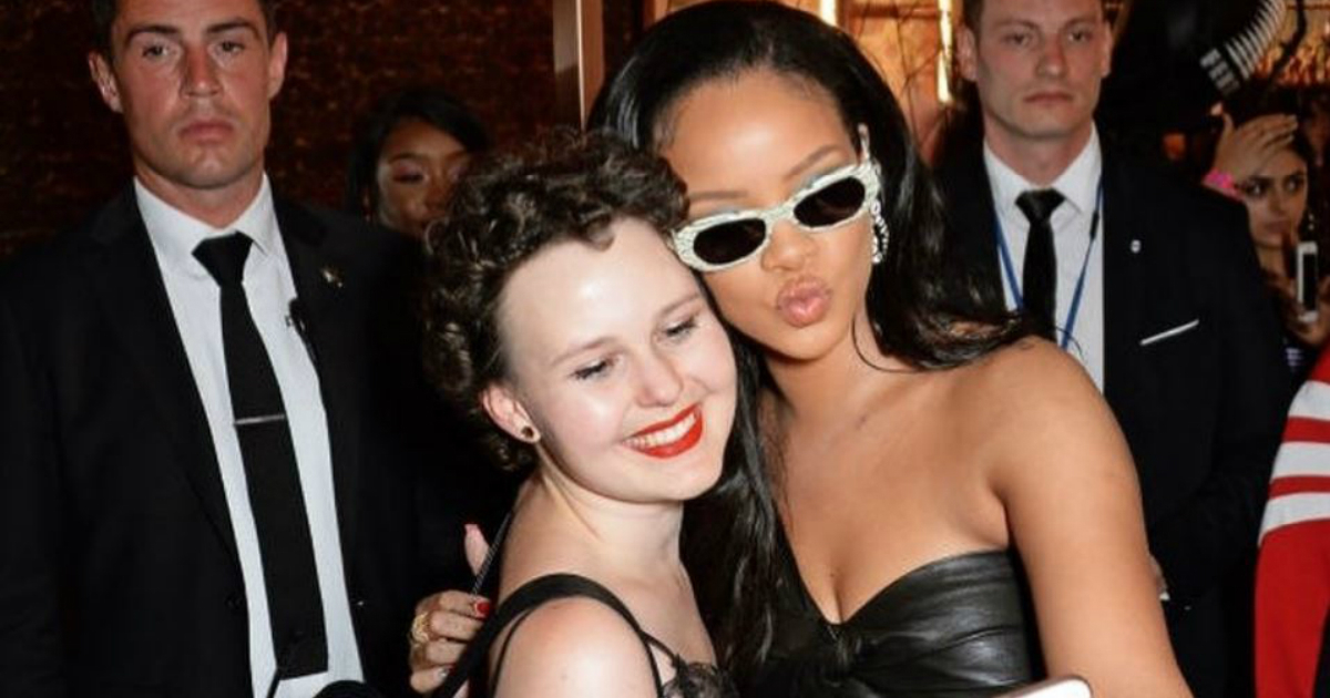 Rihanna junto a su amiga y fan Monia © Instagram / Monia