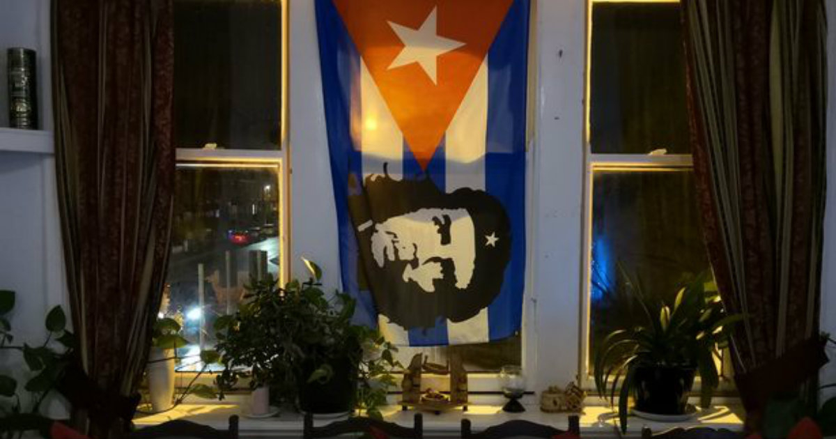 La bandera que ha sido fuente de polémica en el restaurante "El Cuba Libre" © facebook.com/ManchesterEveningNews