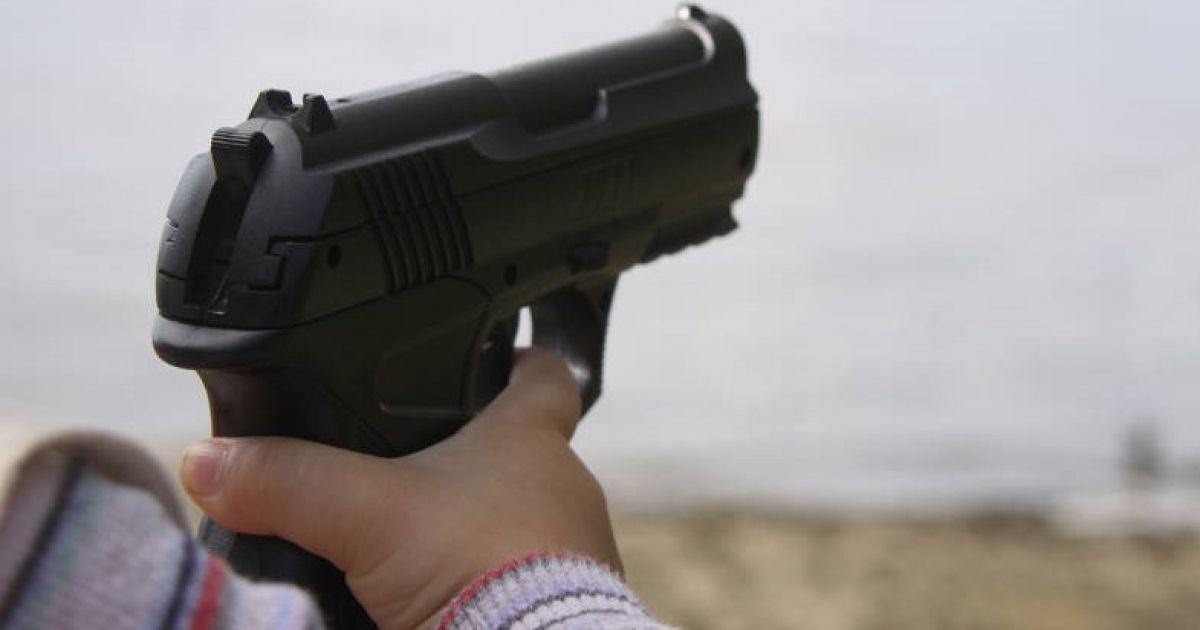 Niño con arma de fuego © tOrange.biz