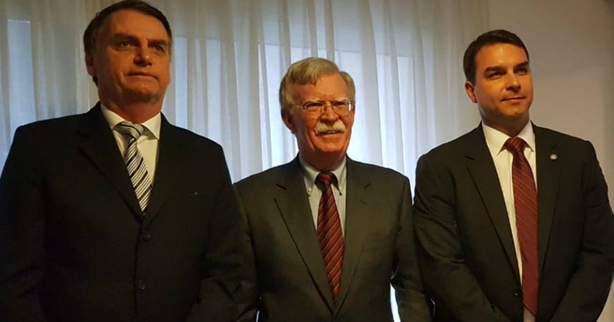 Jair Bolsonaro, John Bolton y Flavio Bolsonaro. © Flavio Bolsonaro / Twitter