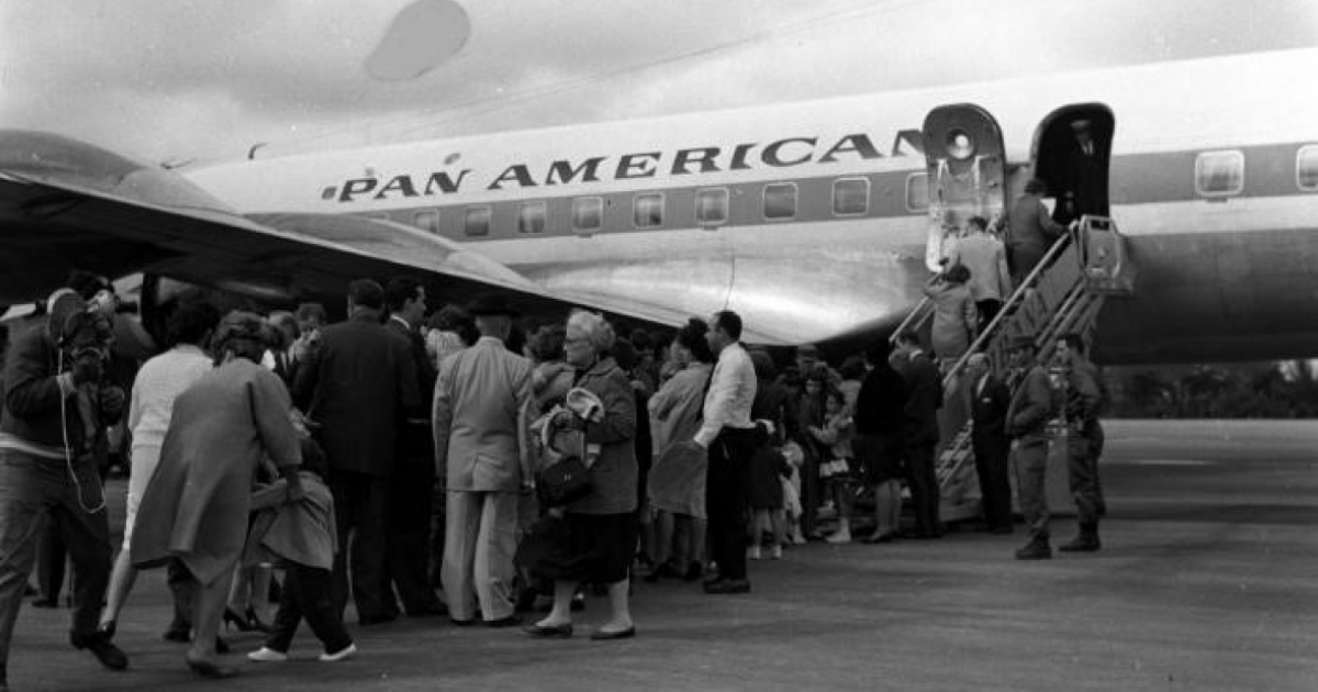 Primera salida de cubanos hacia Miami, Estados Unidos, vía Varadero. Vuelos de la Pan American Airways. © Archivo de Granma