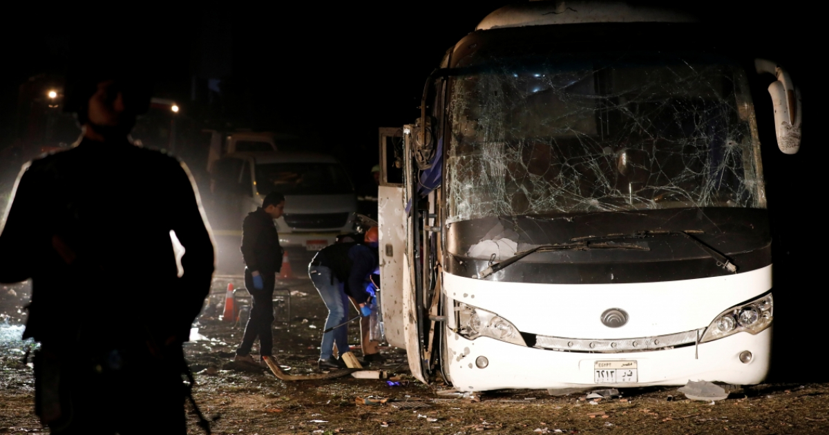 Policías inspeccionan la escena tras la explosión de un autobús en Giza, Egipto, el 28 de diciembre de 2018. © Reuters/Am Sr. Abdallah Dalsh Imágenes de La Jornada