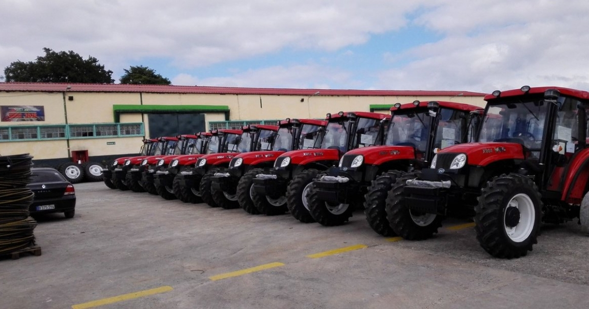 Nuevos tractores llegados al país. © Gustavo Rodríguez Rollero/ Twitter