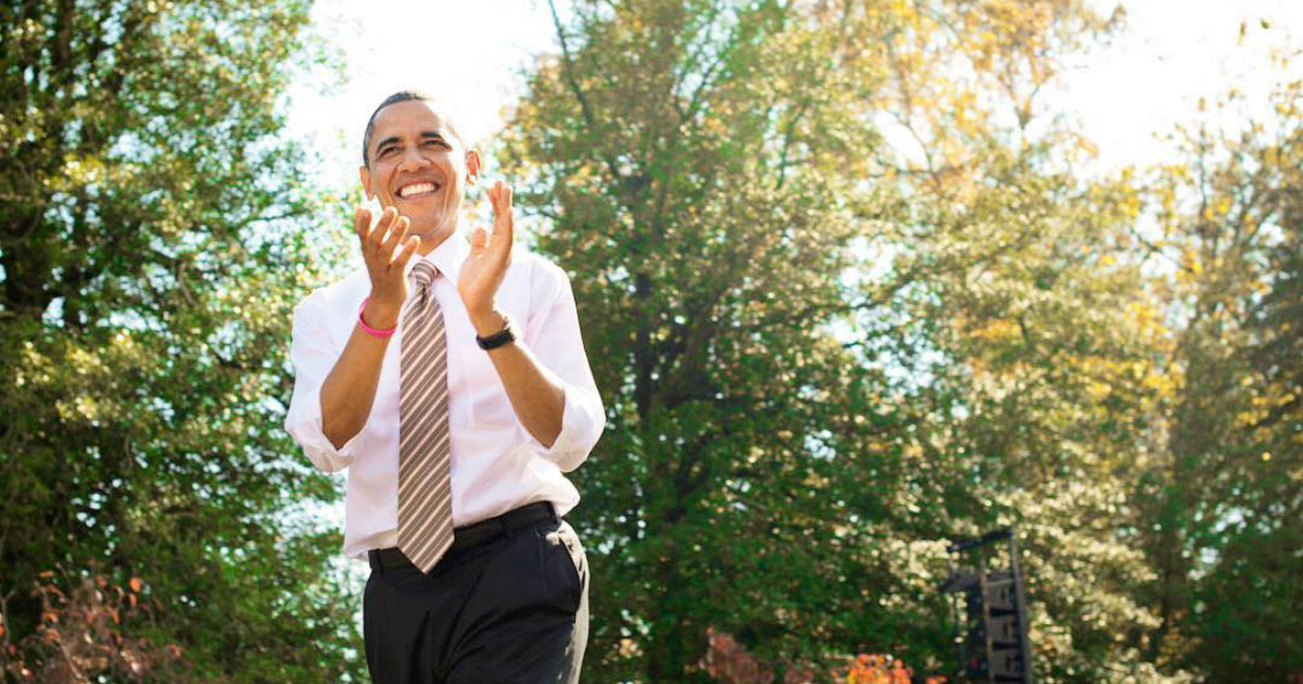El expresidente Barack Obama aplaude en una imagen de archivo © Instagram / Barack Obama
