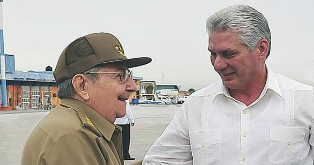 Raúl Castro y Miguel Díaz-Canel, en el Aeropuerto de La Habana. © Cubadebate
