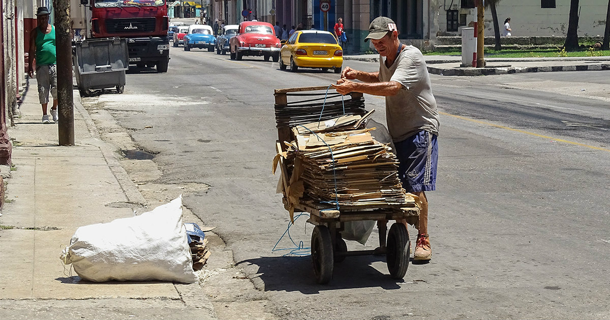 Un cubano transporta una carretilla por Calzada del Cerro © CiberCuba
