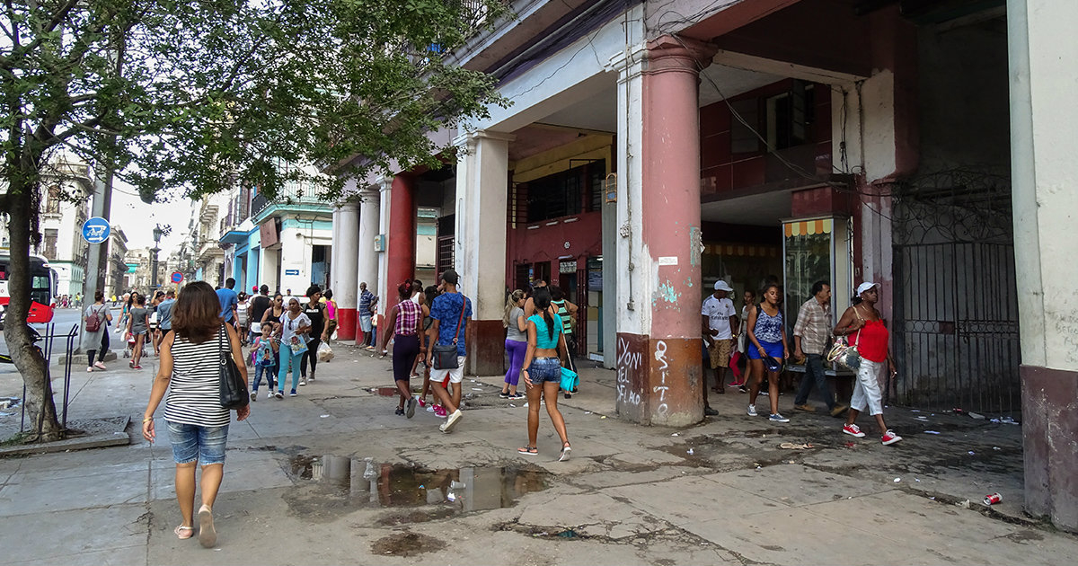 Cubanos caminando por la calle Monte en La Habana © CiberCuba