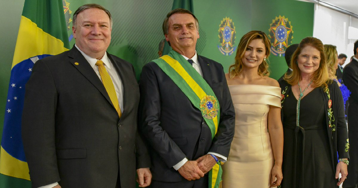 Mike Pompeo y Jair Bolsonaro junto a sus esposas, en la toma de posesión. © Twitter / Mike Pompeo