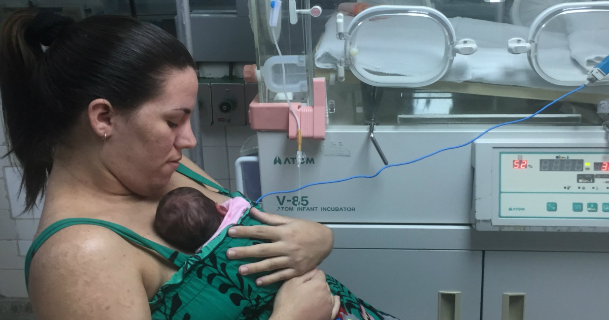 Una madre cubana con un niño recién nacido. © Juventud Rebelde / Ana María Domínguez