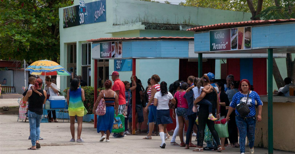 Santiagueros hacen cola en el Parque de los Sueños © CiberCuba / Jose Roberto Loo Vázquez