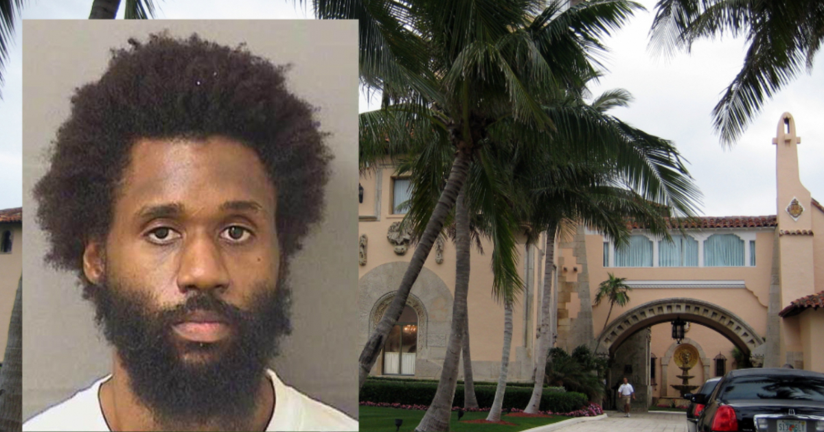 El detenido Brian Whitehurst con el club Mar-a-Lago de fondo © wptv.com / Flickr / Wally Gobetz