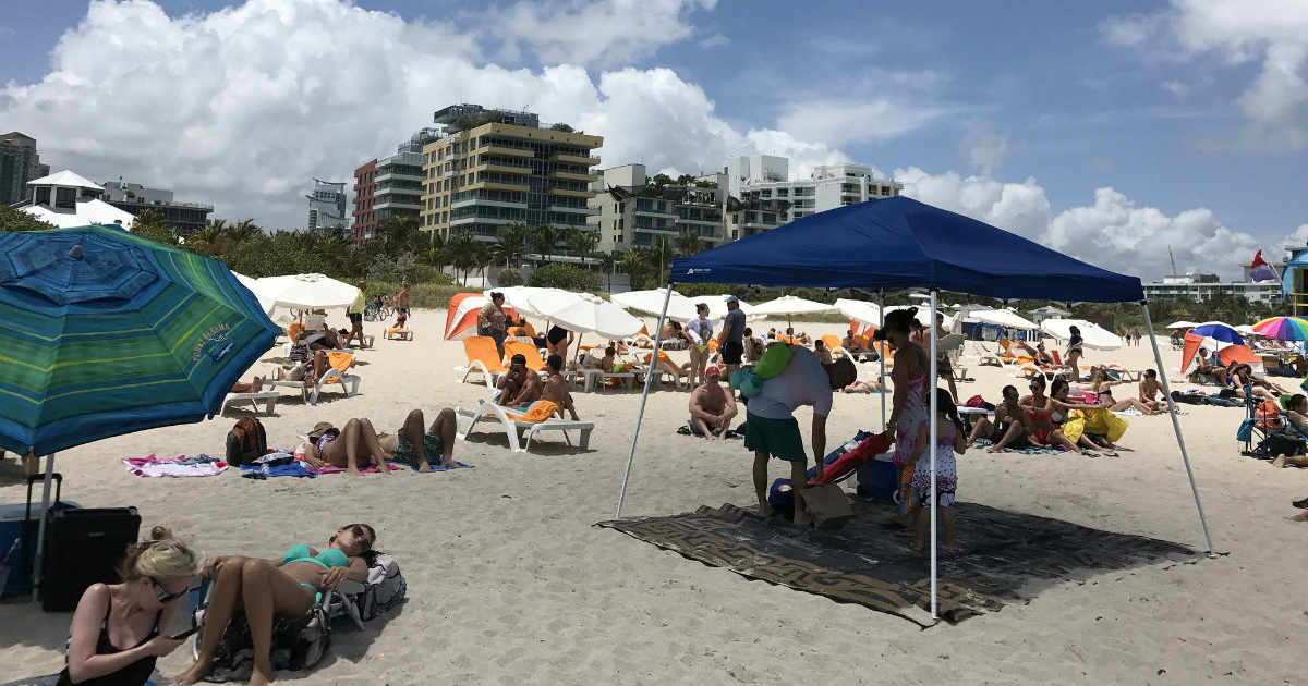 Bañistas toman el sol en una playa de Miami © CiberCuba
