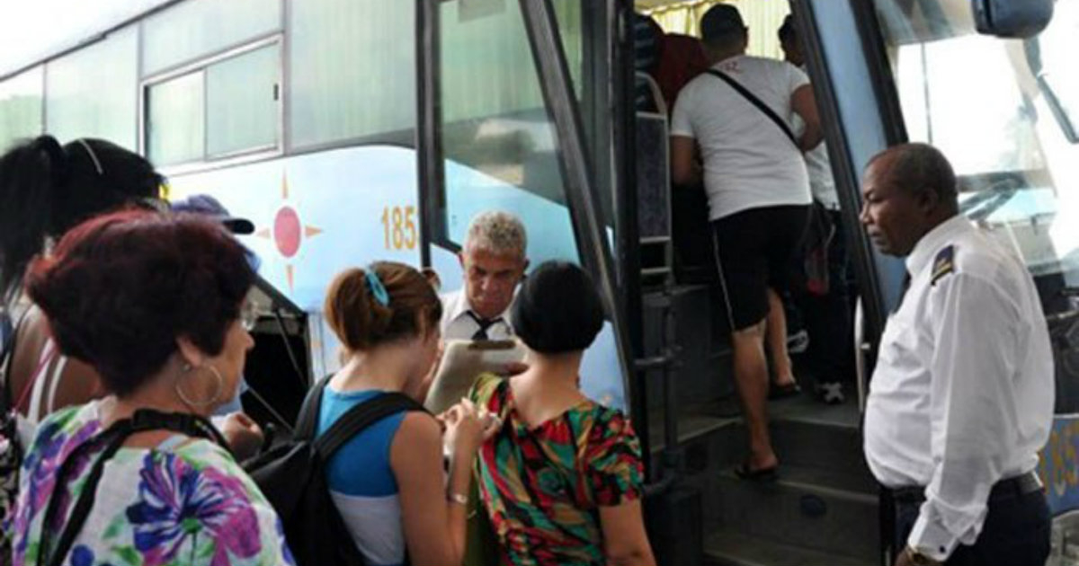 Ómnibus nacionales en Cuba. © Ahora.
